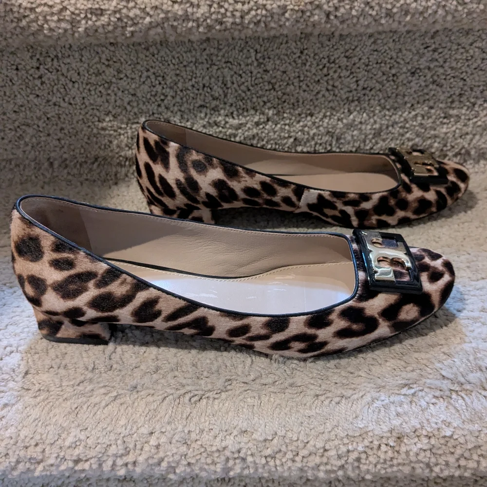 Tory Burch Gold Logo Pump - Picture 2 of 5